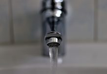 HAVARIJA NA VODOVODNOJ MREŽI Bez vode je u 21 sat ostala Ulica Patrijarha Arsenija u Omoljici! Sanacija u toku