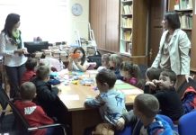 UČENJE KROZ IGRU Najmlađi meštani Kačareva učestvovali u origami radionici, koja je samo jedna u nizu dečjih sekcija u novembru!